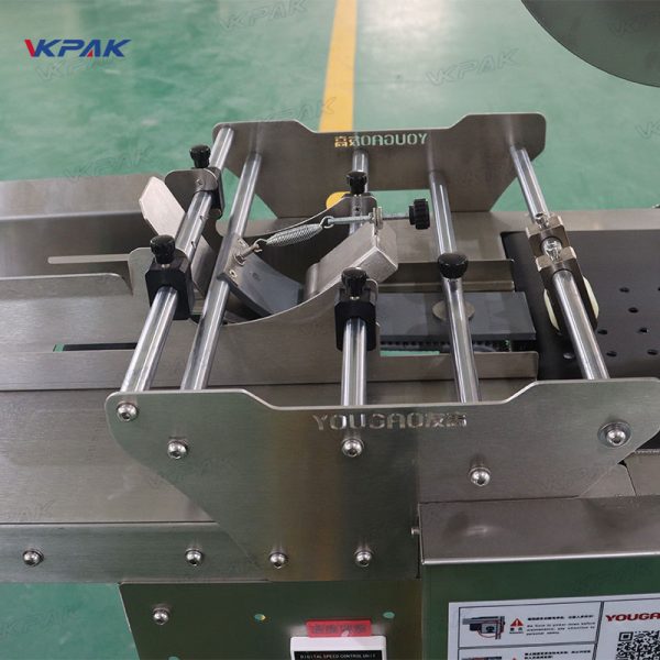 VK-FPL Automatic Flat Paging Top Side Hang Tag Plastic Bags Pouch Labeling Machine